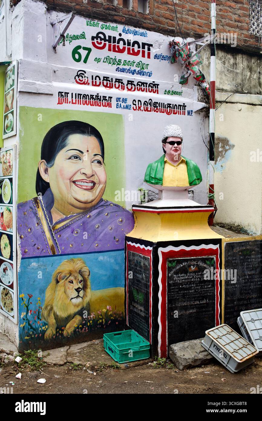 Murale di J. Jayalalithaa e busto di M. G. Ramachandran (MGR), icone della politica Tamil Nadu, a Chennai (ex Madras), India Foto Stock