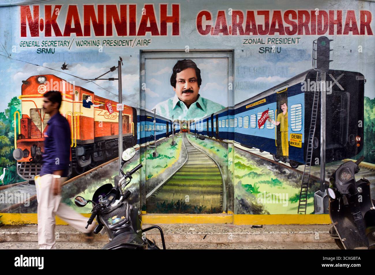 Murale del sindacato che raffigura treni e ritratti di leader ferroviari al di fuori dell’ufficio del sindacato dei ferrovieri meridionali (SRMU), Chennai, Tamil Nadu, India Foto Stock