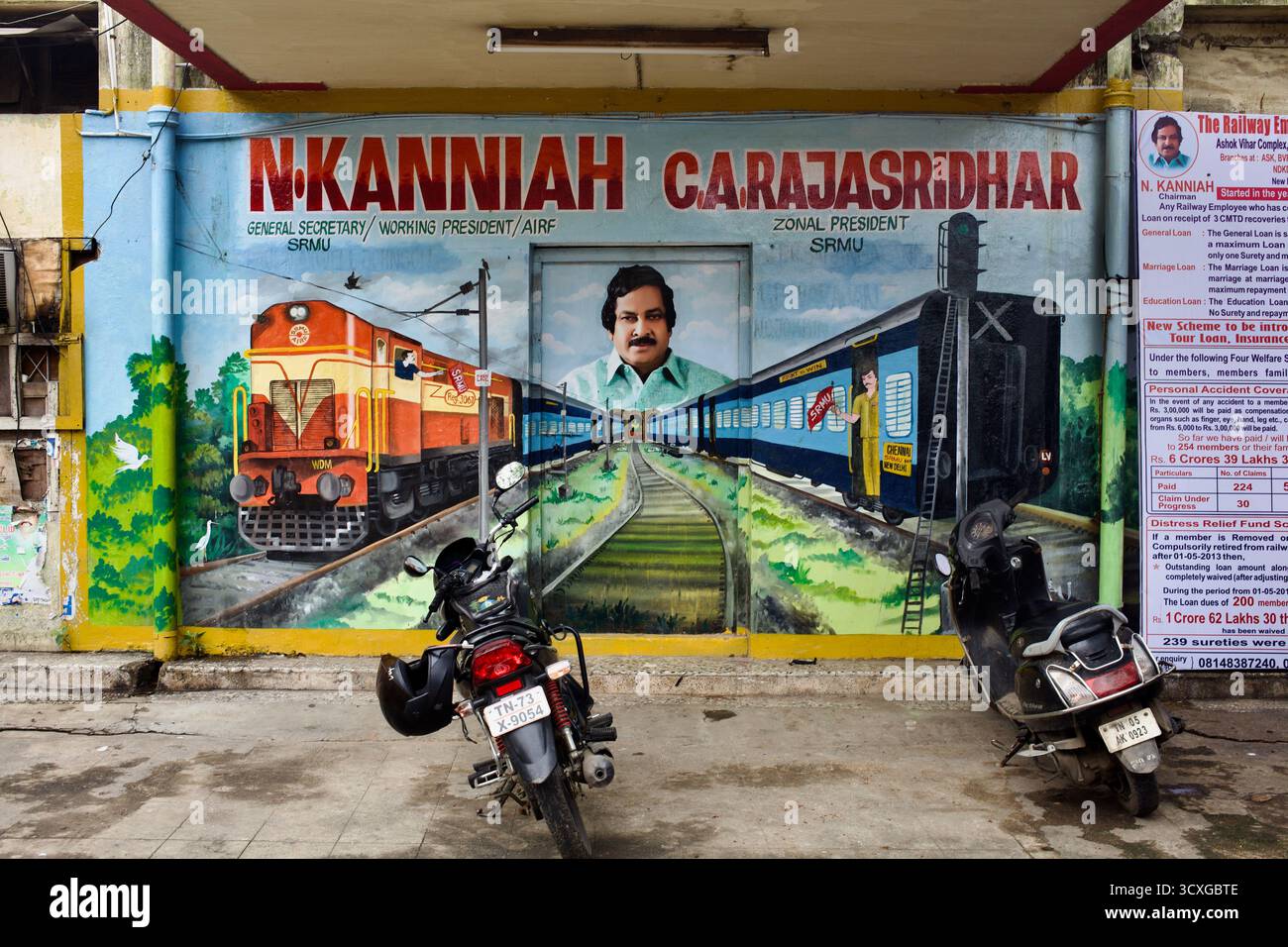 Murale del sindacato che raffigura treni e ritratti di leader ferroviari al di fuori dell’ufficio del sindacato dei ferrovieri meridionali (SRMU), Chennai, Tamil Nadu, India Foto Stock
