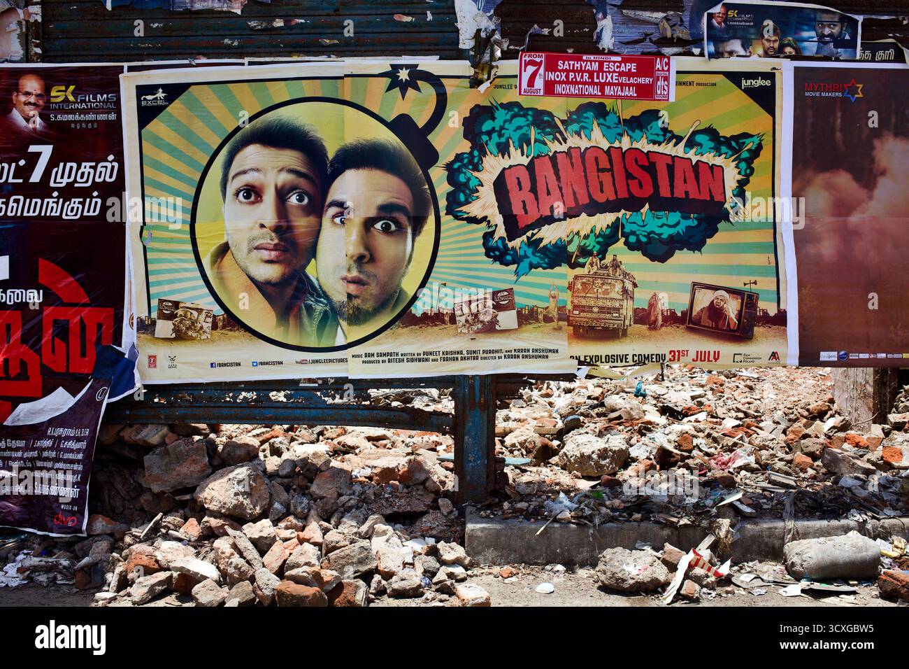 Poster cinematografico per Bangistan (2015) esposto su un muro tra macerie a Chennai, Tamil Nadu, India, promuovendo l'uscita locale della satira di Bollywood. Foto Stock