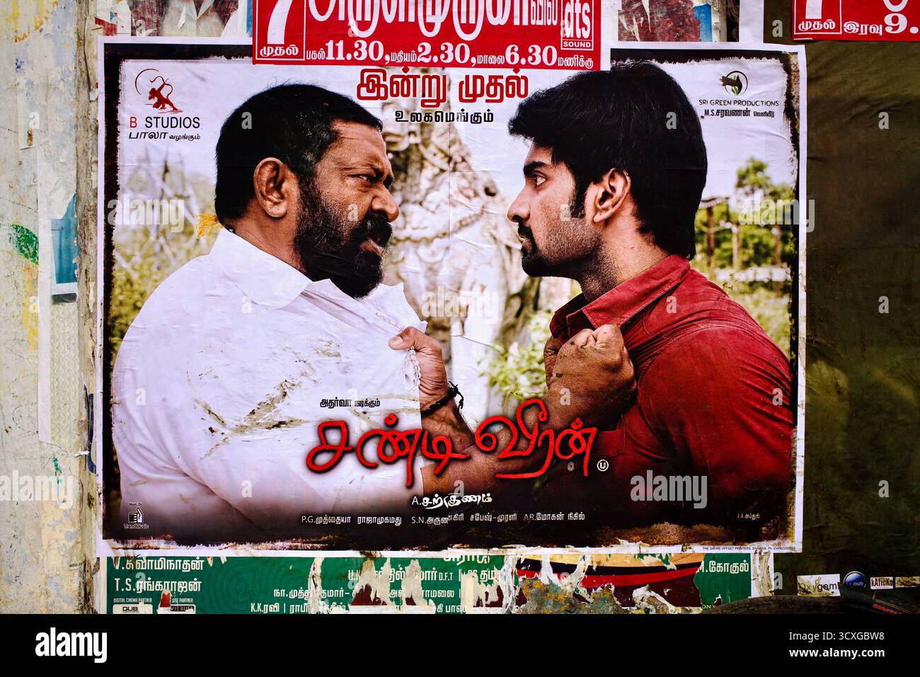 Poster cinematografico di Sandik Vidin esposto su un muro di strada a Chennai, Tamil Nadu, India, annunciando l'uscita mondiale del dramma Tamil. Foto Stock