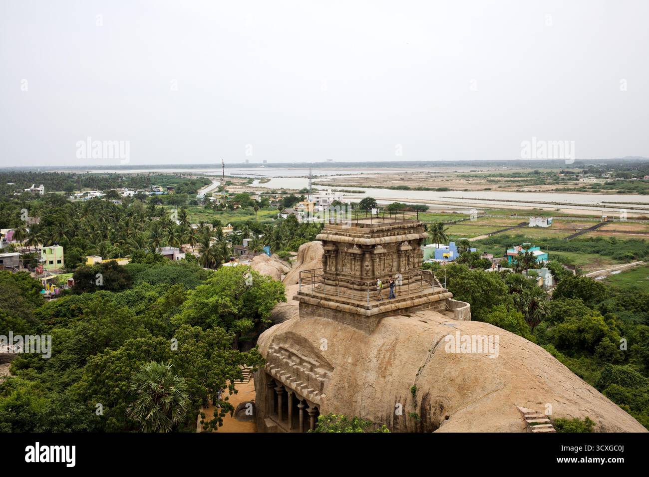 Ammira il tempio della grotta Mahishasuramardini e l'estuario costiero a Mamallapuram, Tamil Nadu, India, mostrando l'architettura rupestre di Pallava. Foto Stock