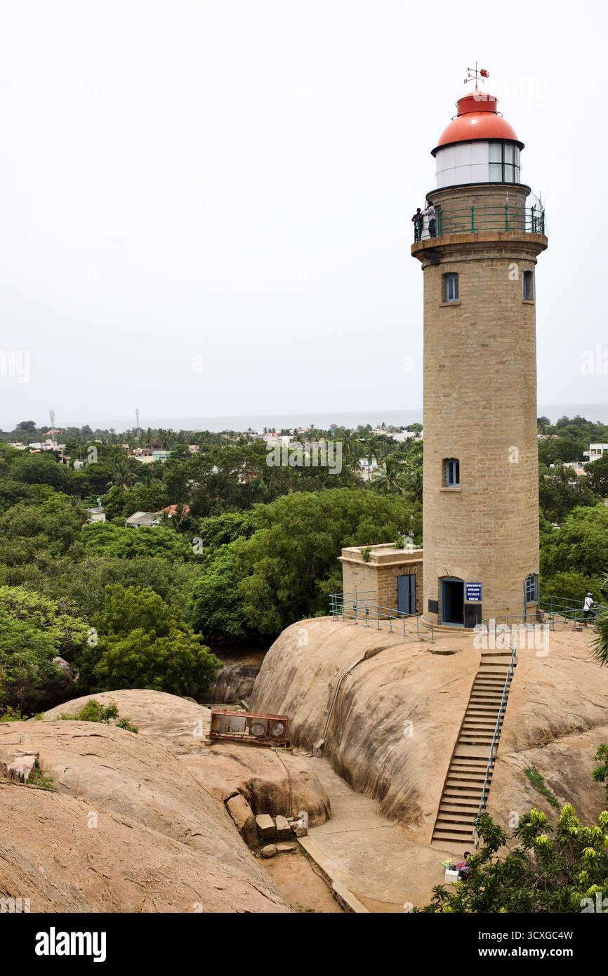 Faro di Mahabalipuram, Tamil Nadu, India, in cima alle formazioni rocciose di granito che si affacciano sulla Baia del Bengala, vicino agli antichi monumenti Pallava. Foto Stock