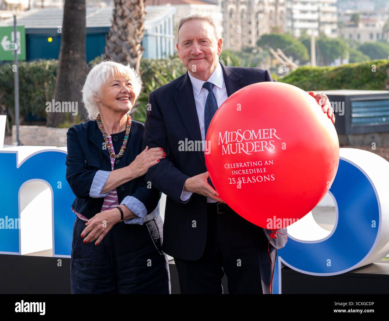 Cannes, Francia, 14 ottobre 2025, Annette Badland e Neil Dudgeon partecipano alla Photocall: Midsomer Murders from ITV during MIPCOM 2025 - The World's Entertainment Content Market © Ifnm Press Foto Stock