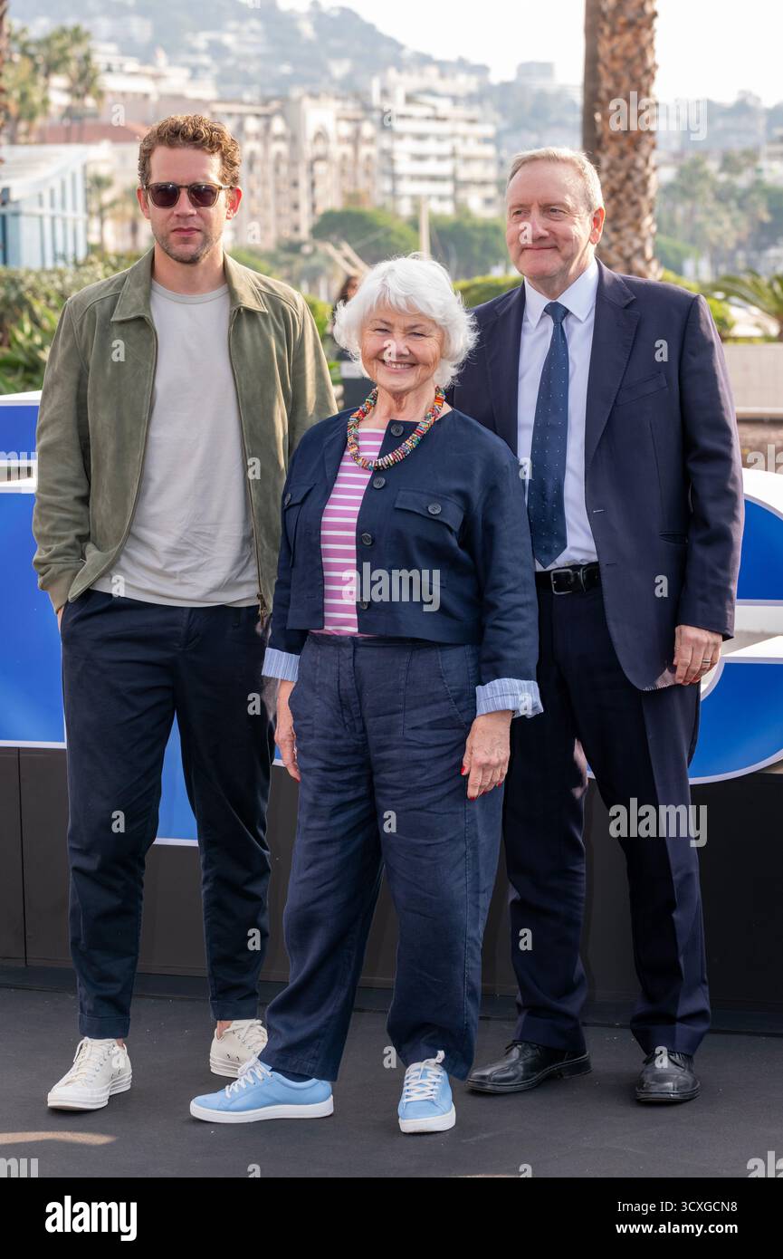 Cannes, Francia, 14 ottobre 2025, Nick Hendrix, Annette Badland e Neil Dudgeon partecipano alla Photocall: Midsomer Murders from ITV durante MIPCOM 2025 - The World's Entertainment Content Market © Ifnm Press Foto Stock
