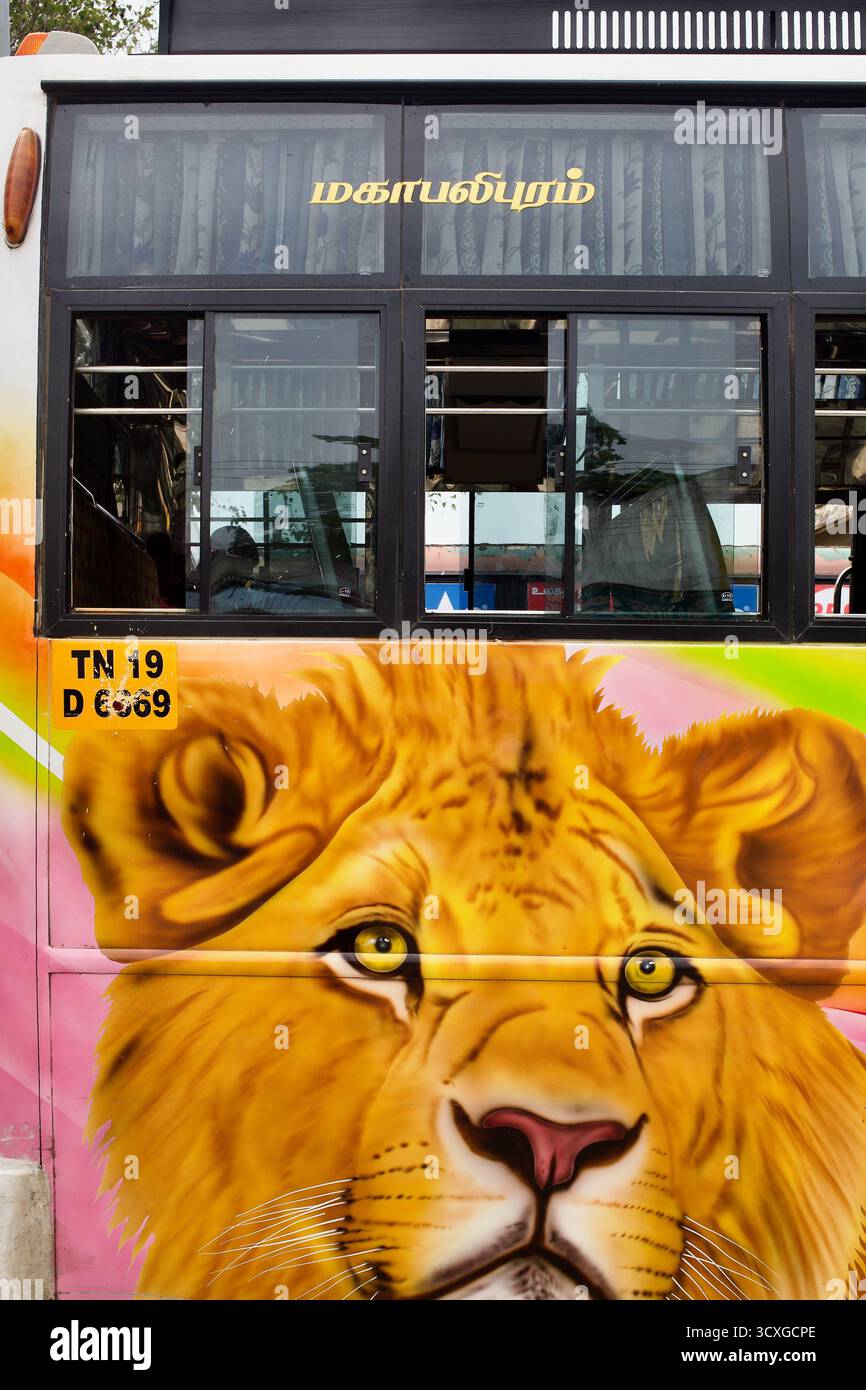 Vista dettagliata di un autobus decorato alla stazione degli autobus di Mahabalipuram, Tamil Nadu, India, con motivi di leoni aerografati e iscrizioni sulla rotta Tamil. Foto Stock