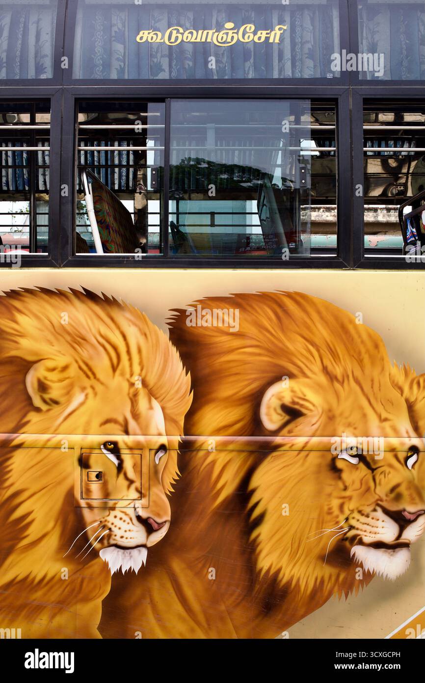 Vista dettagliata di un autobus decorato alla stazione degli autobus di Mahabalipuram, Tamil Nadu, India, con motivi di leoni aerografati e iscrizioni sulla rotta Tamil. Foto Stock