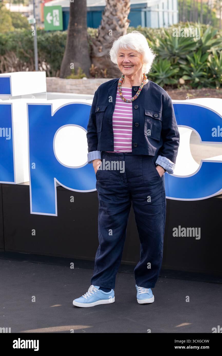 Cannes, Francia, 14 ottobre 2025, Annette Badland partecipa alla Photocall: Midsomer Murders from ITV durante MIPCOM 2025 - The World's Entertainment Content Market © Ifnm Press Foto Stock