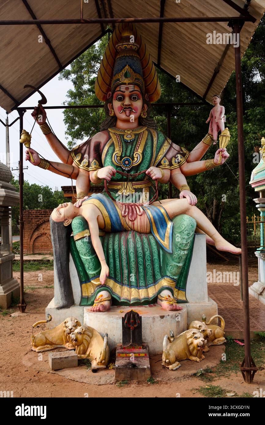 Statua di Mahakali in un santuario sulla strada in Auroville Road vicino a Puducherry, Tamil Nadu, che incarna il potere cosmico distruttivo e rigenerativo di Shakti. Foto Stock