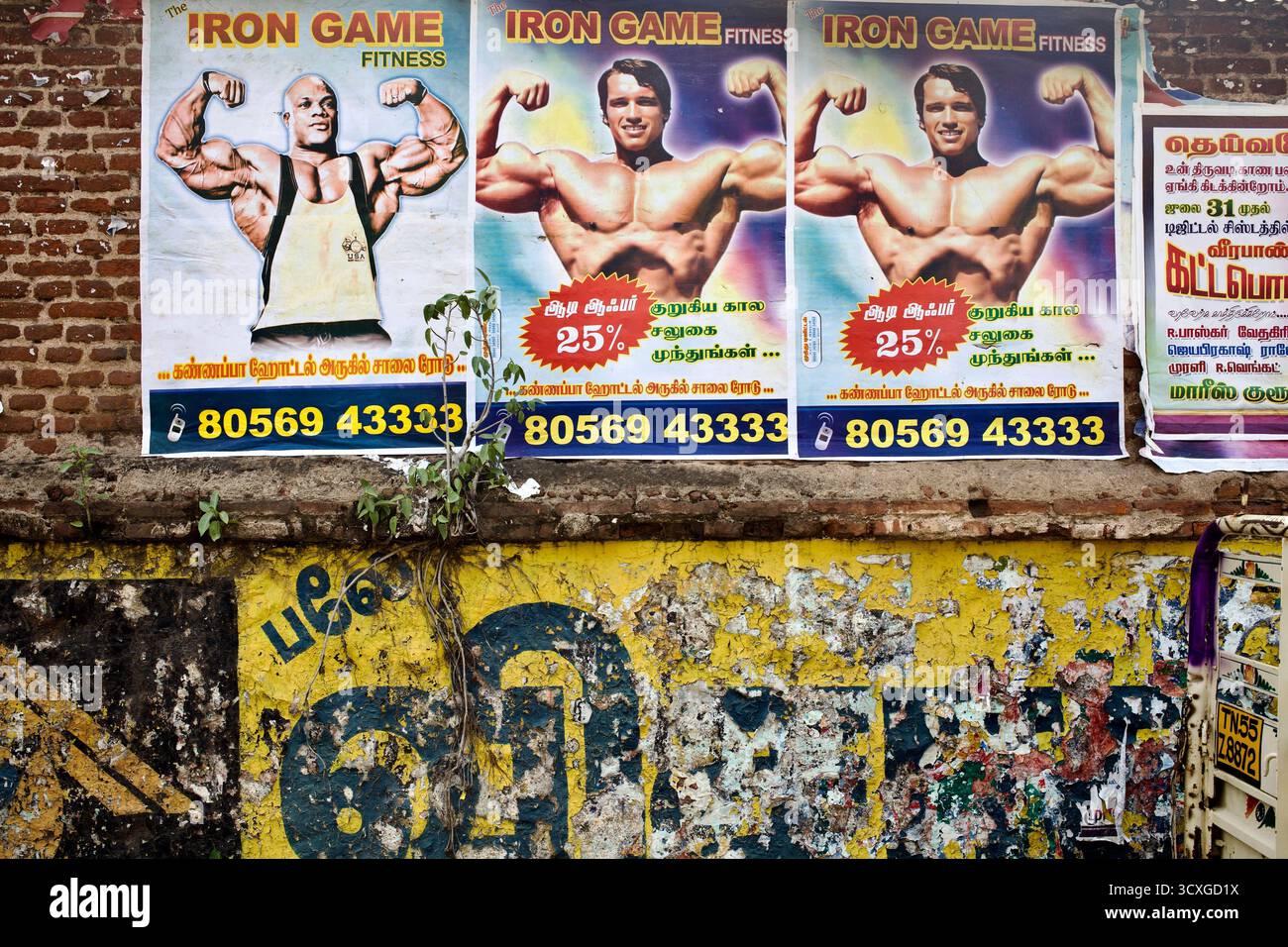 Poster con Arnold Schwarzenegger che pubblicizza la palestra Iron Game fitness di Thillai Nagar, Tiruchirappalli aka Trichy, Tamil Nadu. Foto Stock