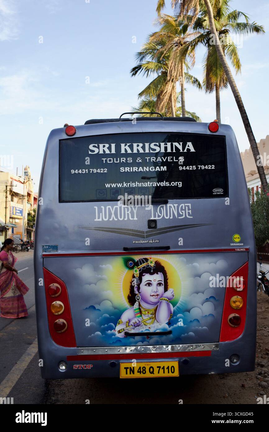Parte posteriore di un autobus Sri Krishna Tours & Travels a Srirangam, Tiruchirappalli (Trichy), Tamil Nadu, India, con un dipinto devozionale del bambino Krishna. Foto Stock