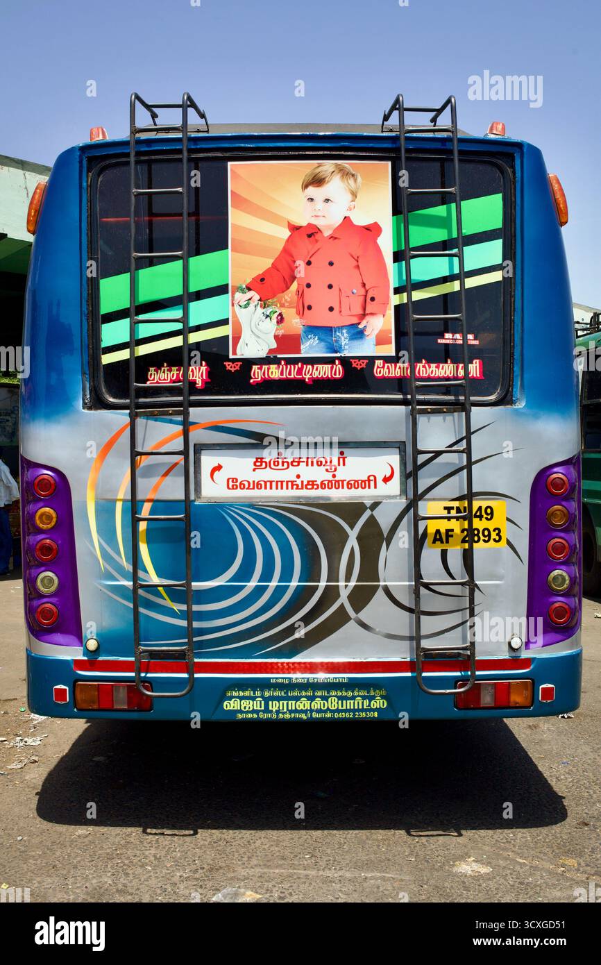 Parte posteriore di un autobus che opera tra Thanjavur e Velankanni, Tamil Nadu, India, con un grande ritratto digitale di un bambino bianco in abiti occidentali. Foto Stock