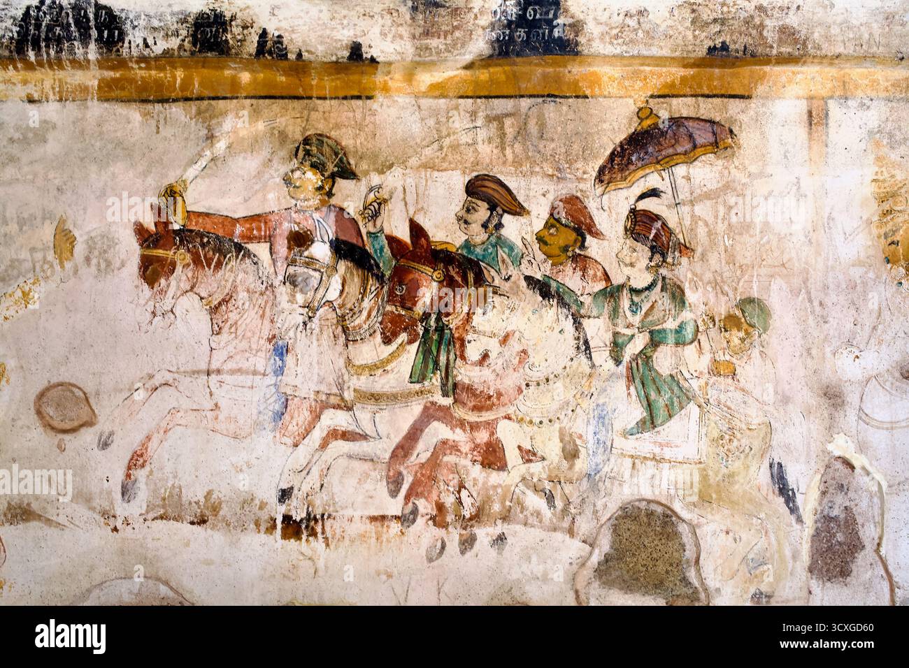Murale del periodo Nayaka al Tempio di Brihadisvara, Thanjavur, raffigurante una processione reale a cavallo, simboleggiando il potere marziale e l'autorità divina. Foto Stock