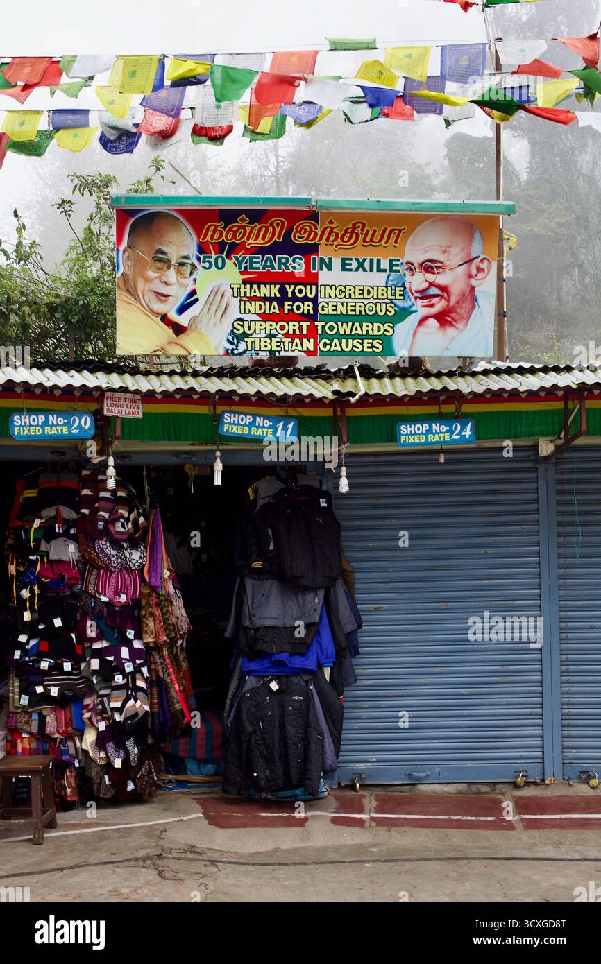 Poster con il Dalai Lama e il Mahatma Gandhi nel mercato di Kodaikanal, Tamil Nadu, che ringraziano l'India per 50 anni di sostegno all'esilio tibetano. Foto Stock