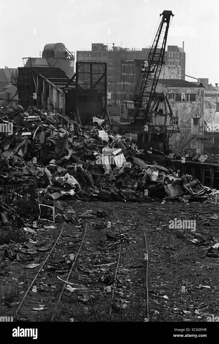 Il frammentatore EMR (per il recupero di rottami metallici) nell'area di Willesden Junction durante gli anni '1980 a Londra, Regno Unito. Foto Stock