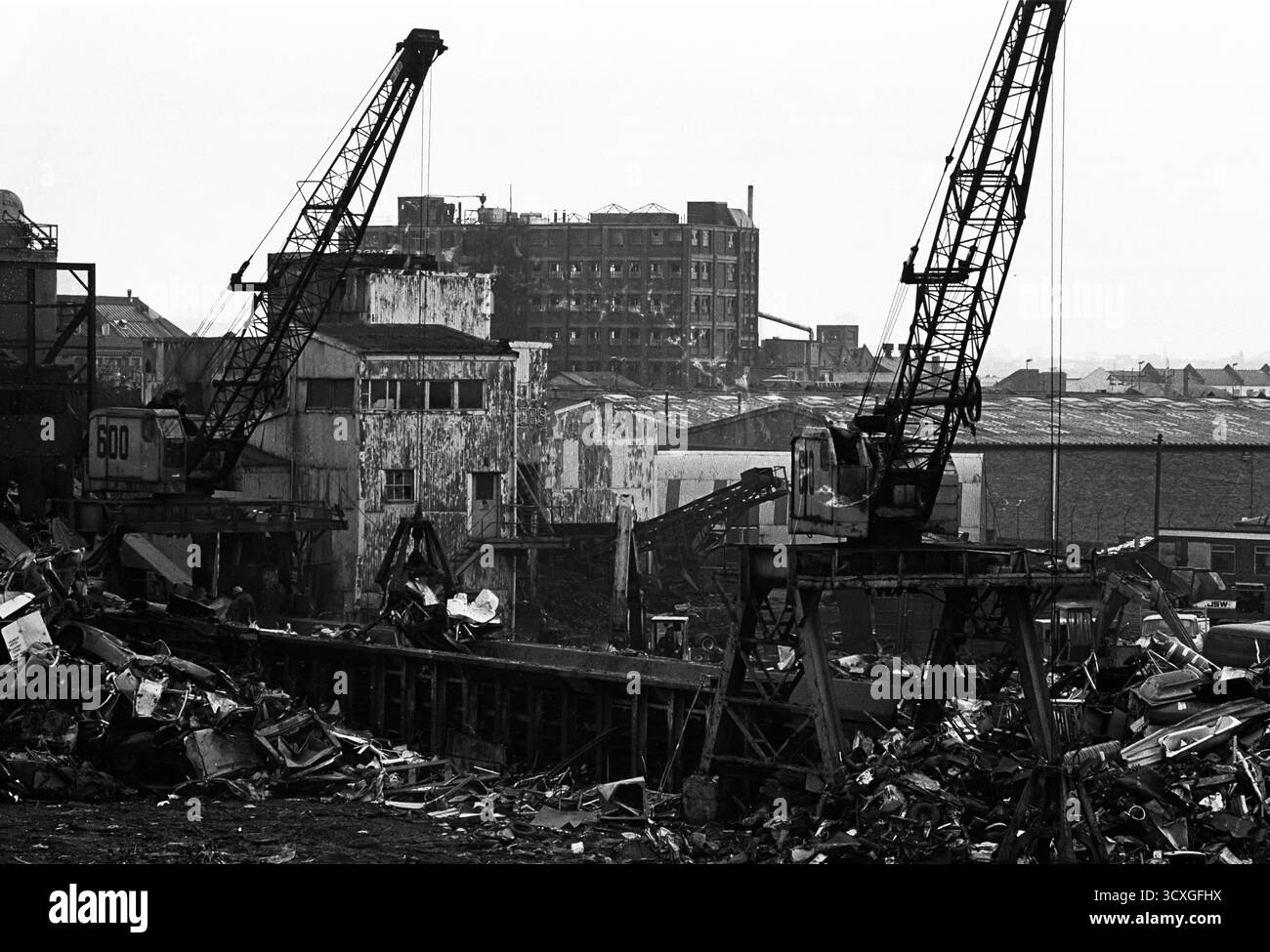 Il frammentatore EMR (per il recupero di rottami metallici) nell'area di Willesden Junction durante gli anni '1980 a Londra, Regno Unito. Foto Stock