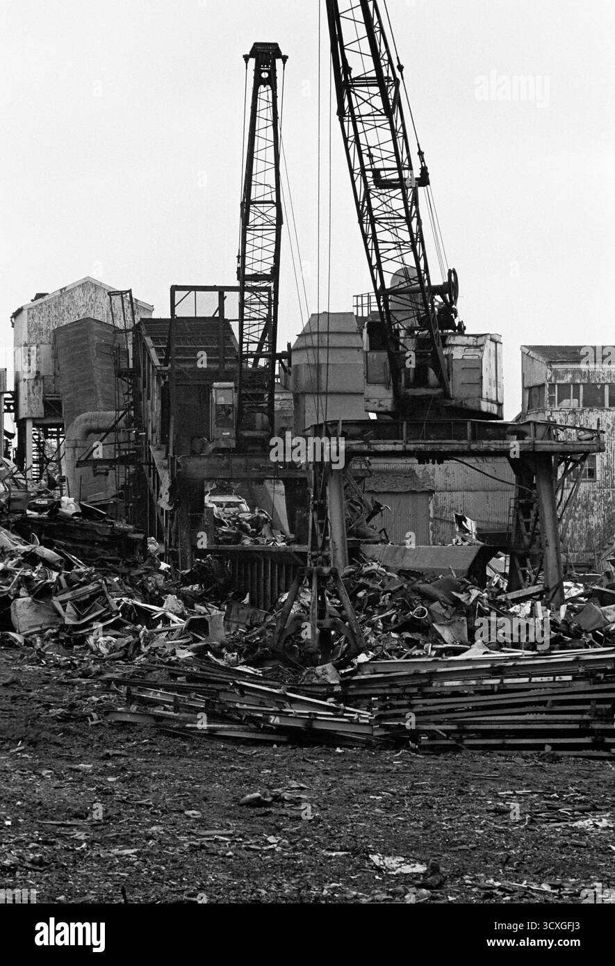 Il frammentatore EMR (per il recupero di rottami metallici) nell'area di Willesden Junction durante gli anni '1980 a Londra, Regno Unito. Foto Stock