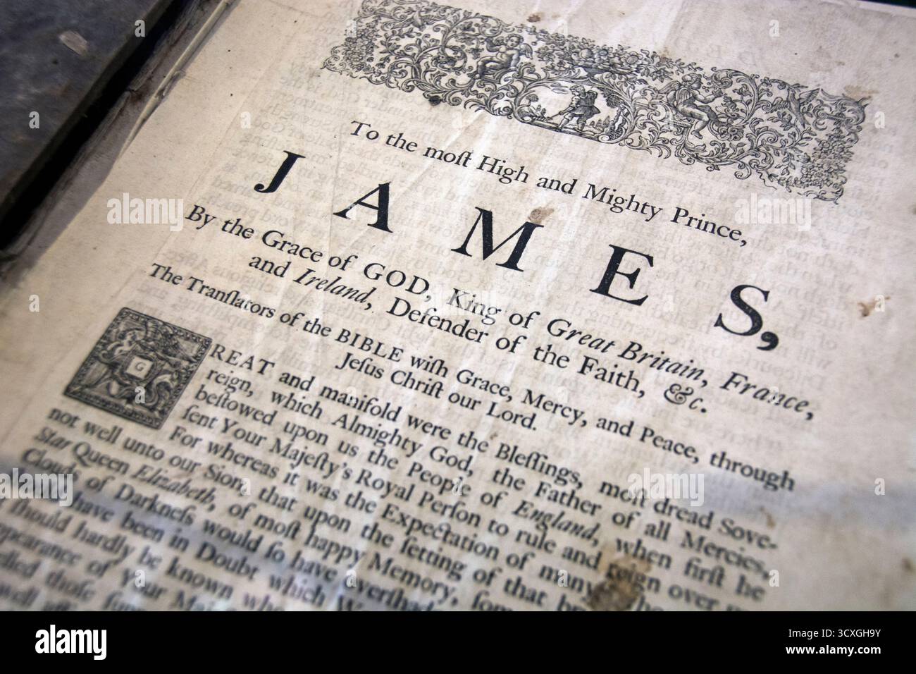 Prefazione della Bibbia di Re Giacomo 1754 dalla mostra di libri ecclesiastici della Chiesa di San Pietro Foto Stock