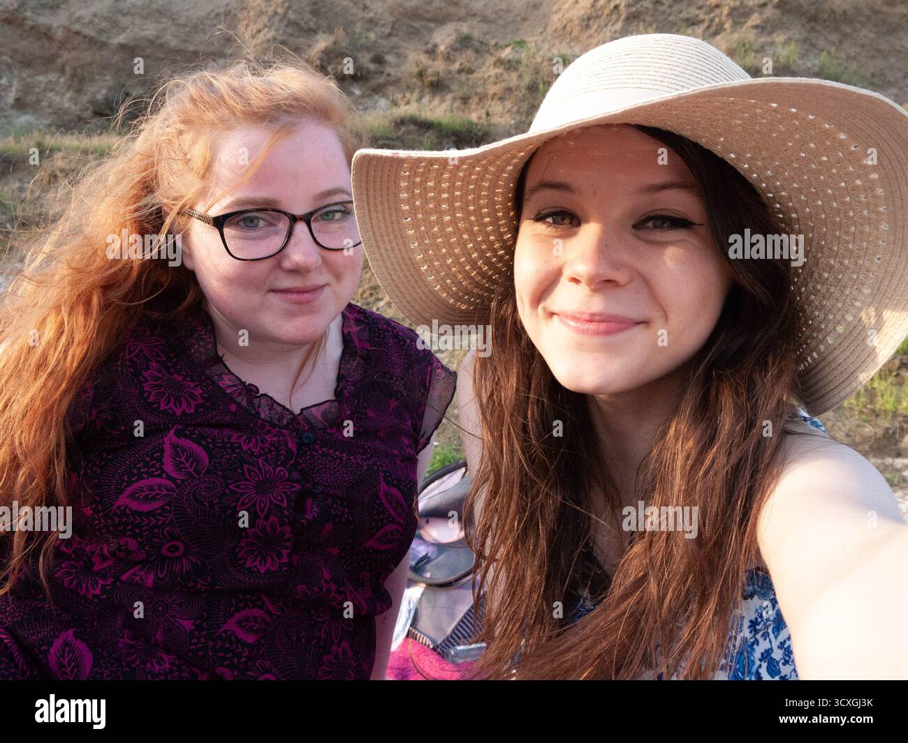 Due giovani donne che fanno selfie all'aperto nella campagna del Dorset Foto Stock