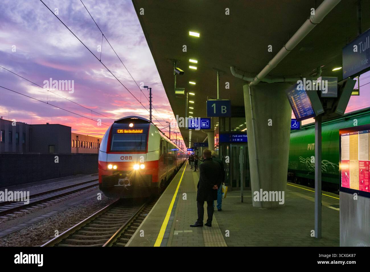 Stazione ferroviaria di Tullnerfeld, treno locale CJX City Jet Express di ÖBB Michelhausen Donau Niederösterreich, bassa Austria Austria Austria Foto Stock