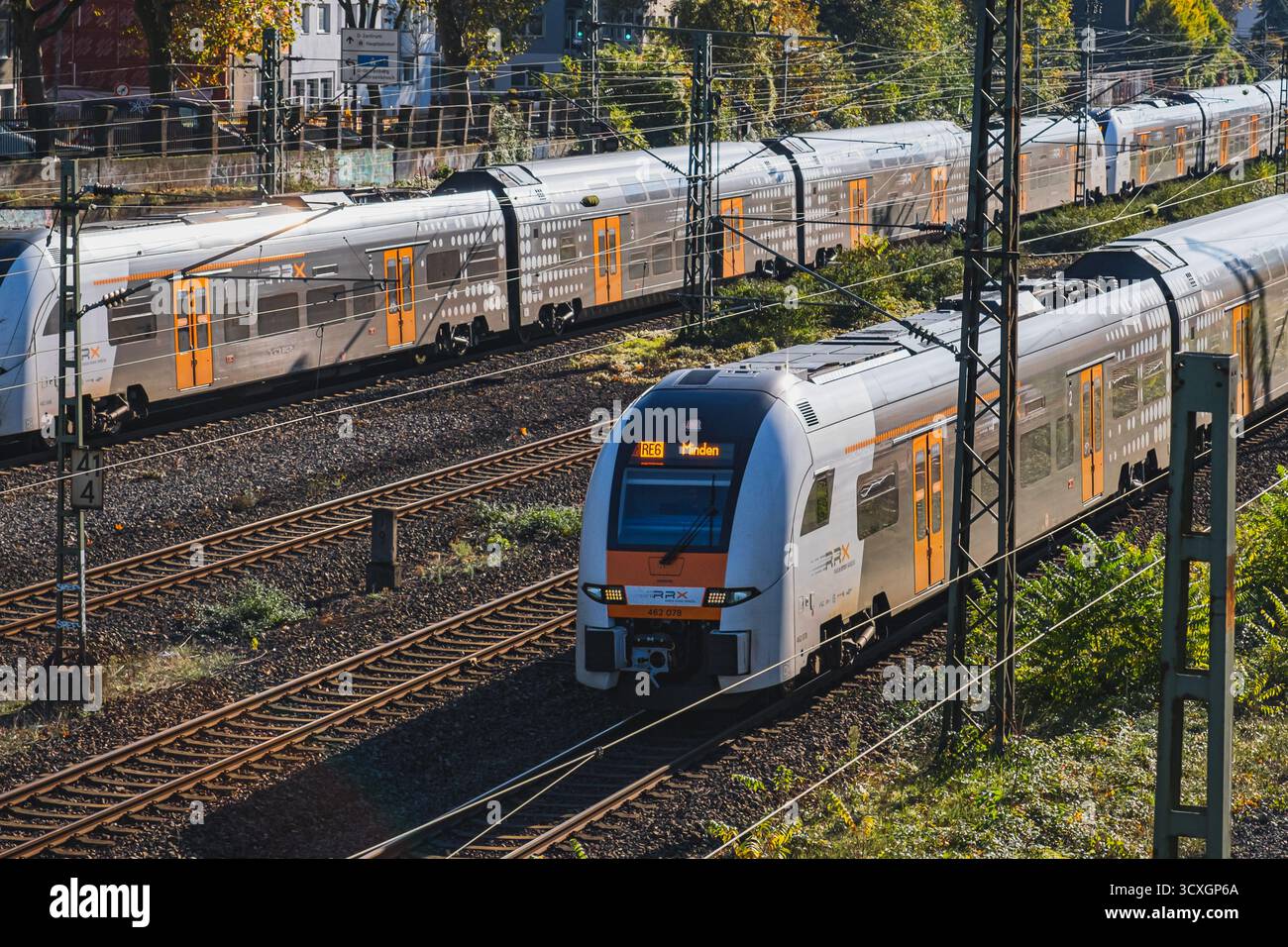 Il treno tedesco RRX si muove sui binari vicino alla stazione centrale di Dusseldorf Foto Stock