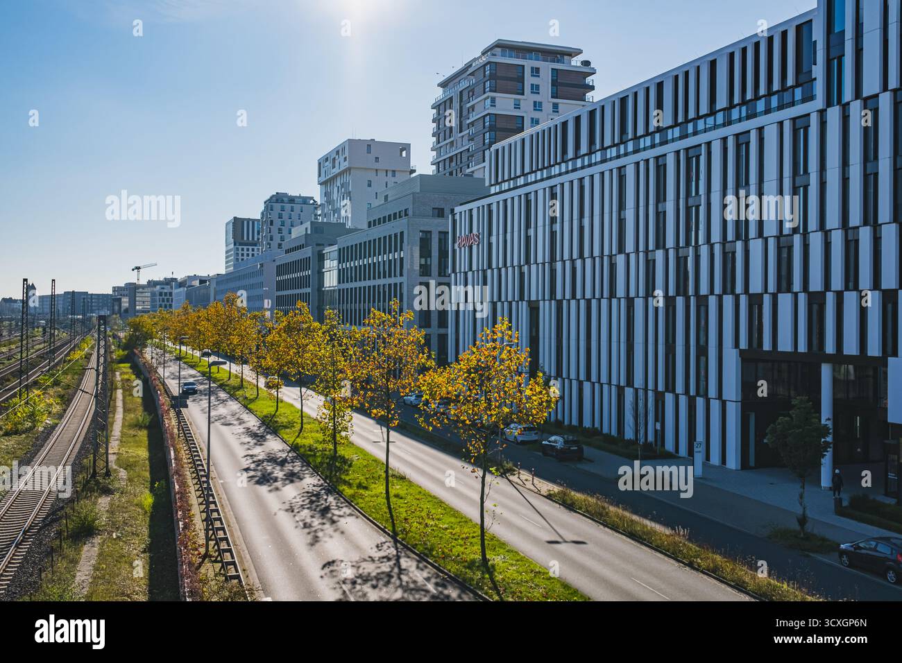 Vista di Toulouser Allee con moderni edifici di appartamenti, strade e binari ferroviari nelle vicinanze Foto Stock