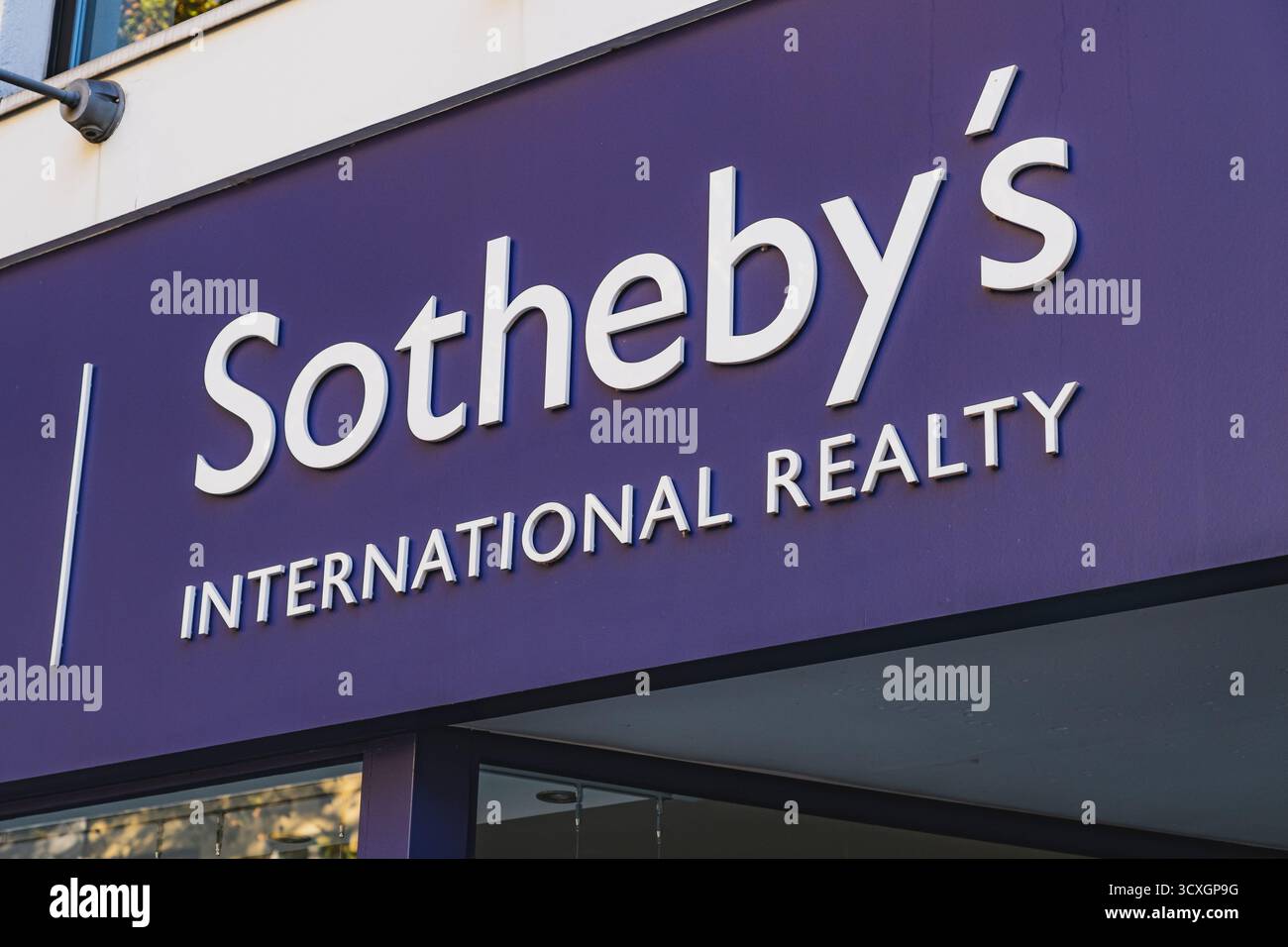 Logo del marchio immobiliare di lusso Sotheby all'ingresso del loro ufficio Foto Stock