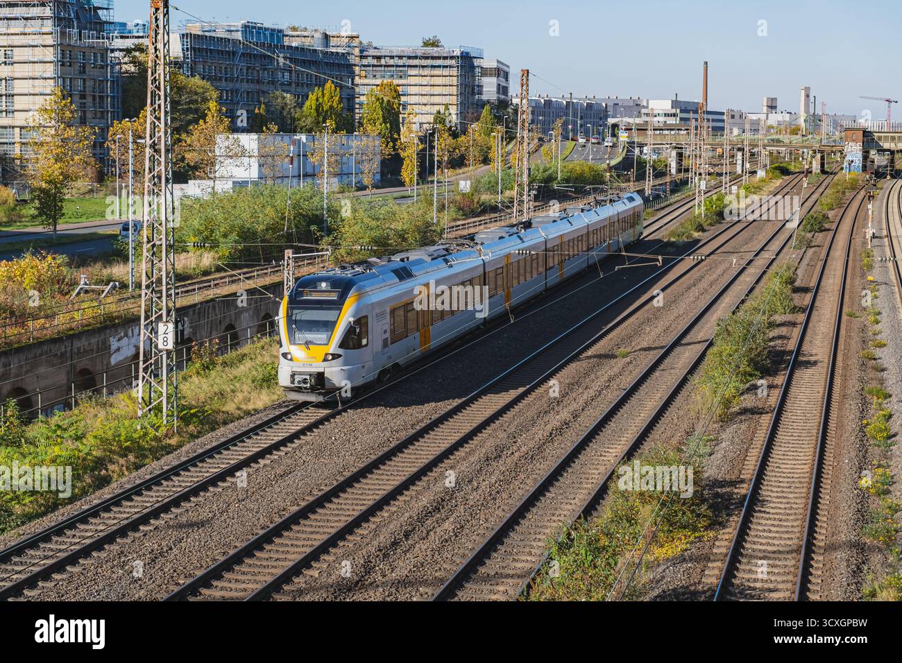 Treno tedesco Eurobahn in movimento sui binari vicino alla stazione centrale di Dusseldorf Foto Stock