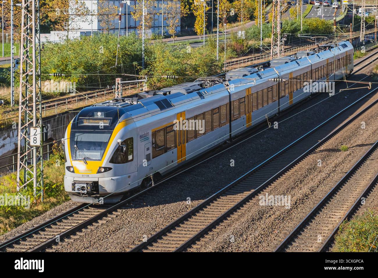 Treno tedesco Eurobahn in movimento sui binari vicino alla stazione centrale di Dusseldorf Foto Stock