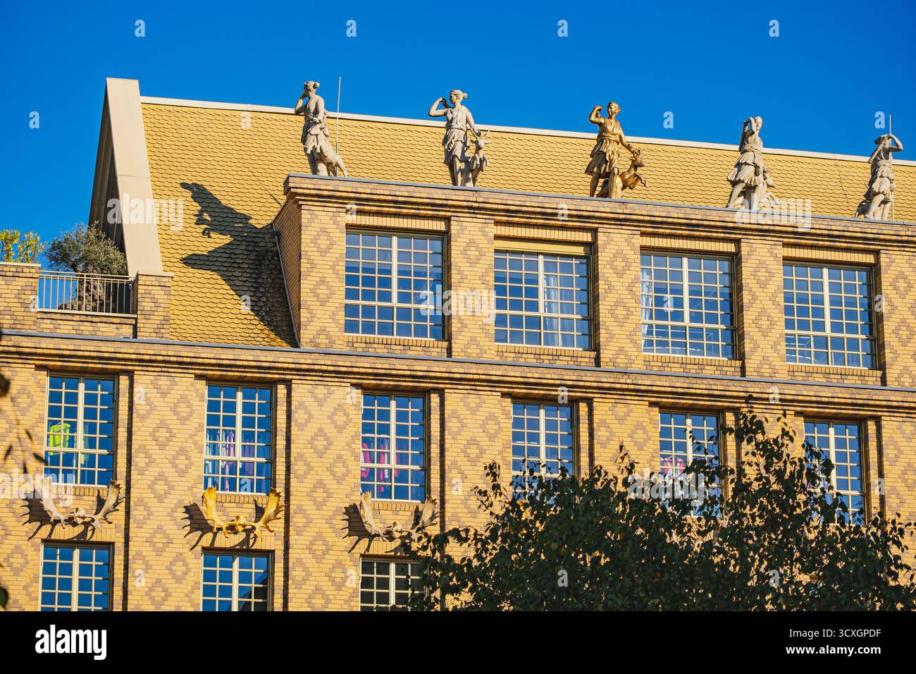 L'insolita architettura della Gelbes Haus, edificio commerciale decorato con palchi artificiali sulla facciata e statue sul tetto Foto Stock