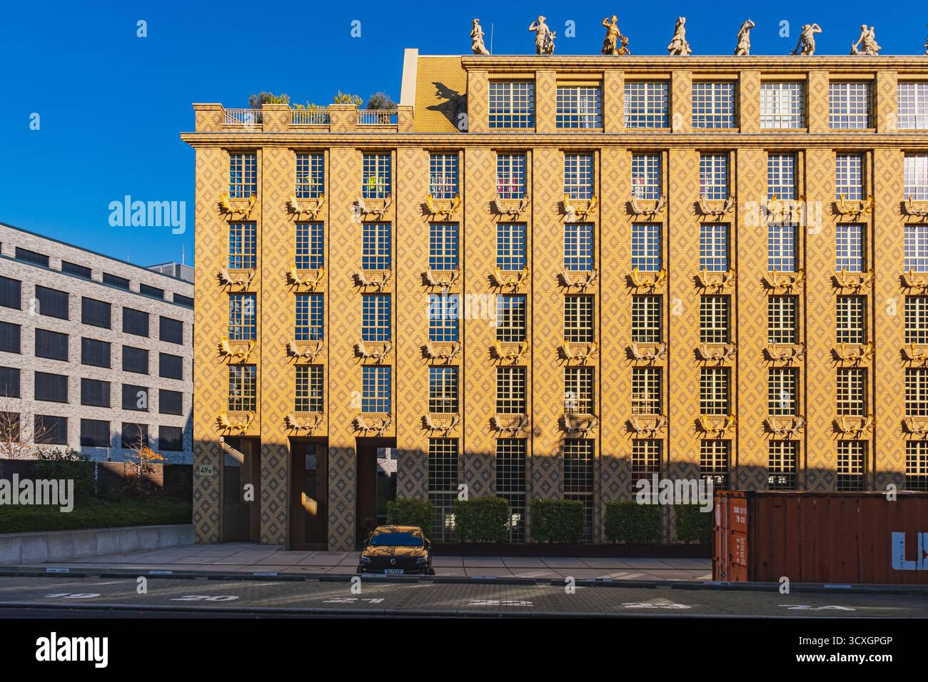 L'insolita architettura della Gelbes Haus, edificio commerciale decorato con palchi artificiali sulla facciata e statue sul tetto Foto Stock