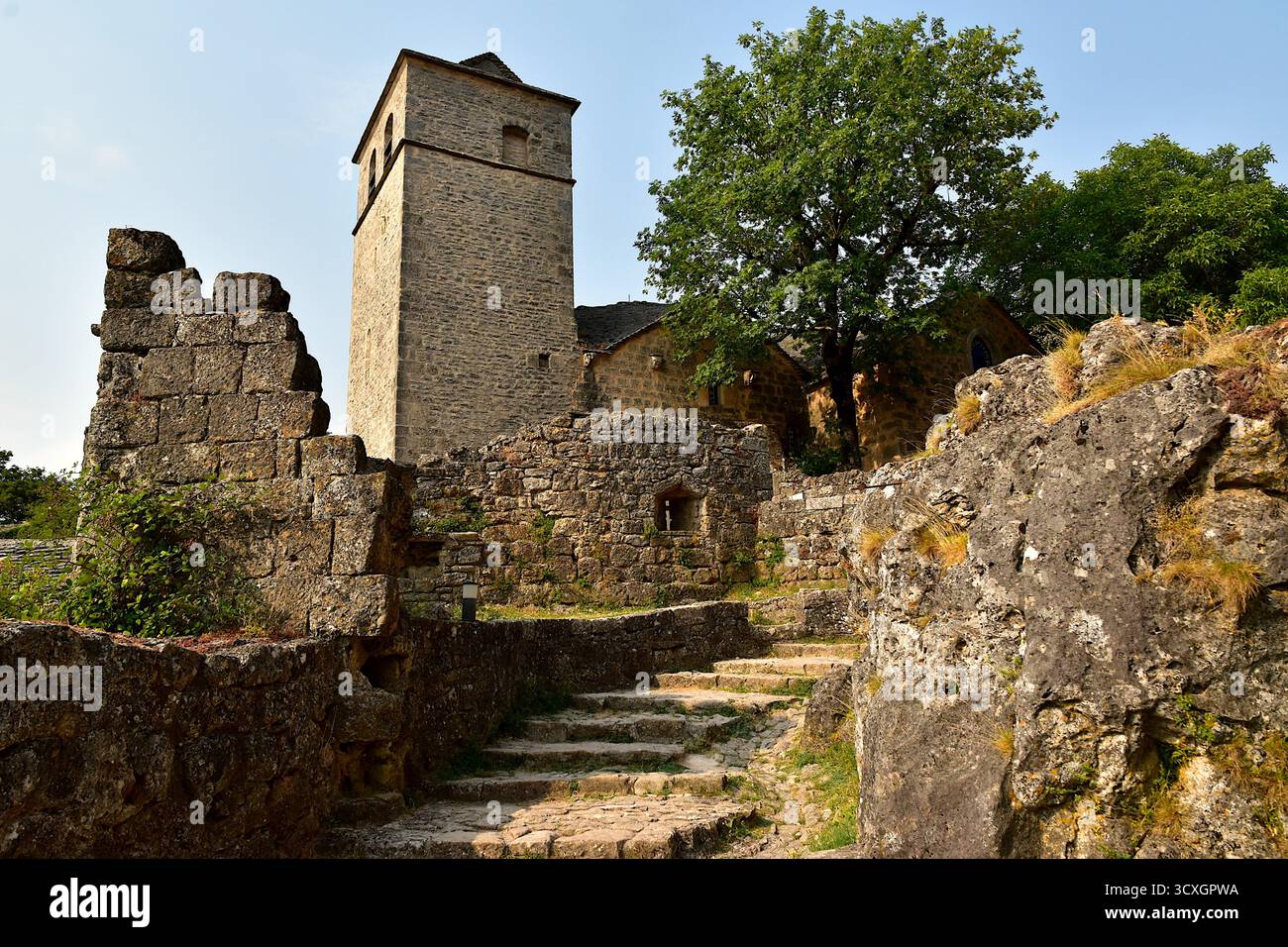 Le scale che conducono alla chiesa di Saint-Christol di la Couvertoirade ad Aveyron Foto Stock