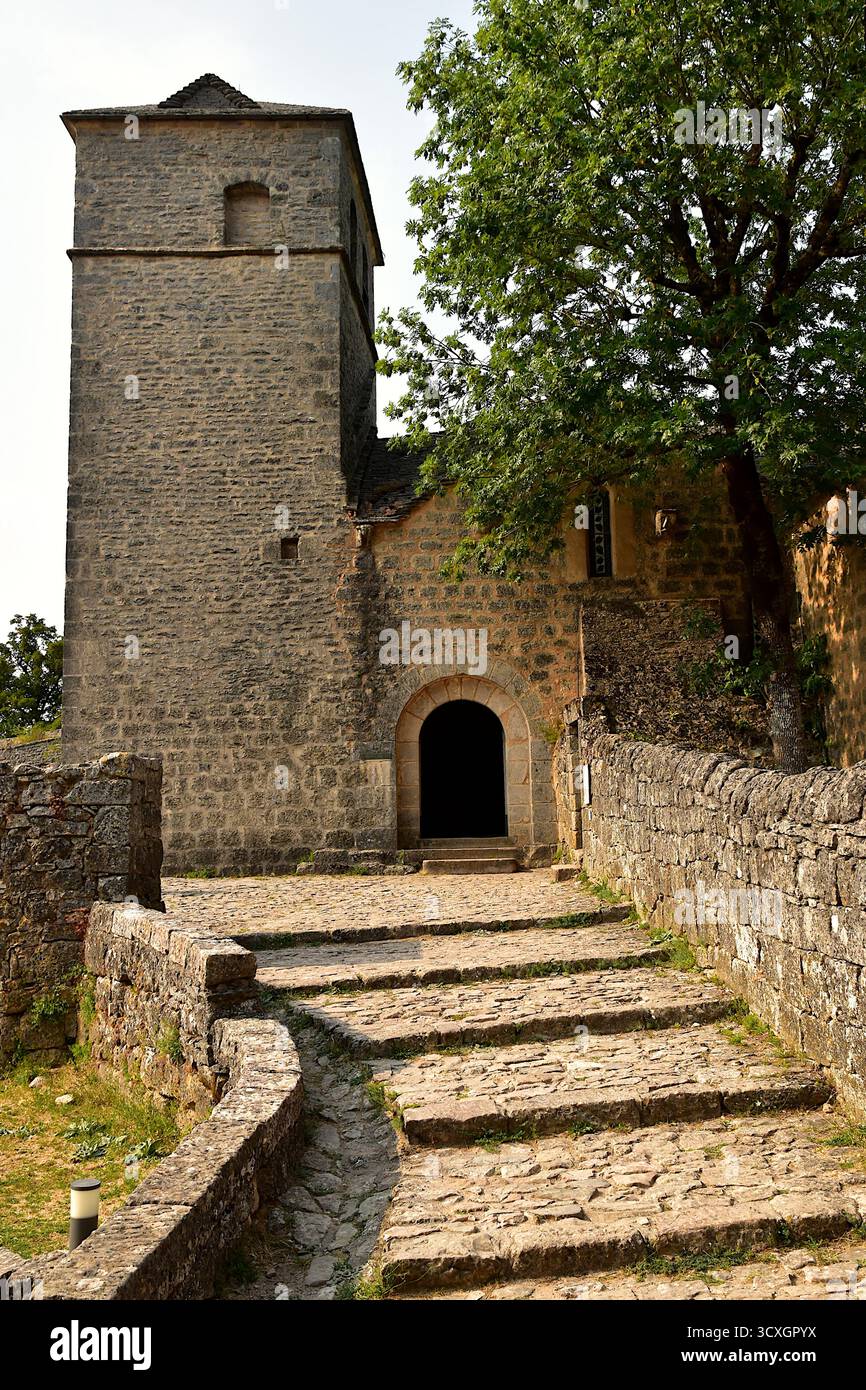 Le scale che conducono alla chiesa di Saint-Christol di la Couvertoirade ad Aveyron Foto Stock