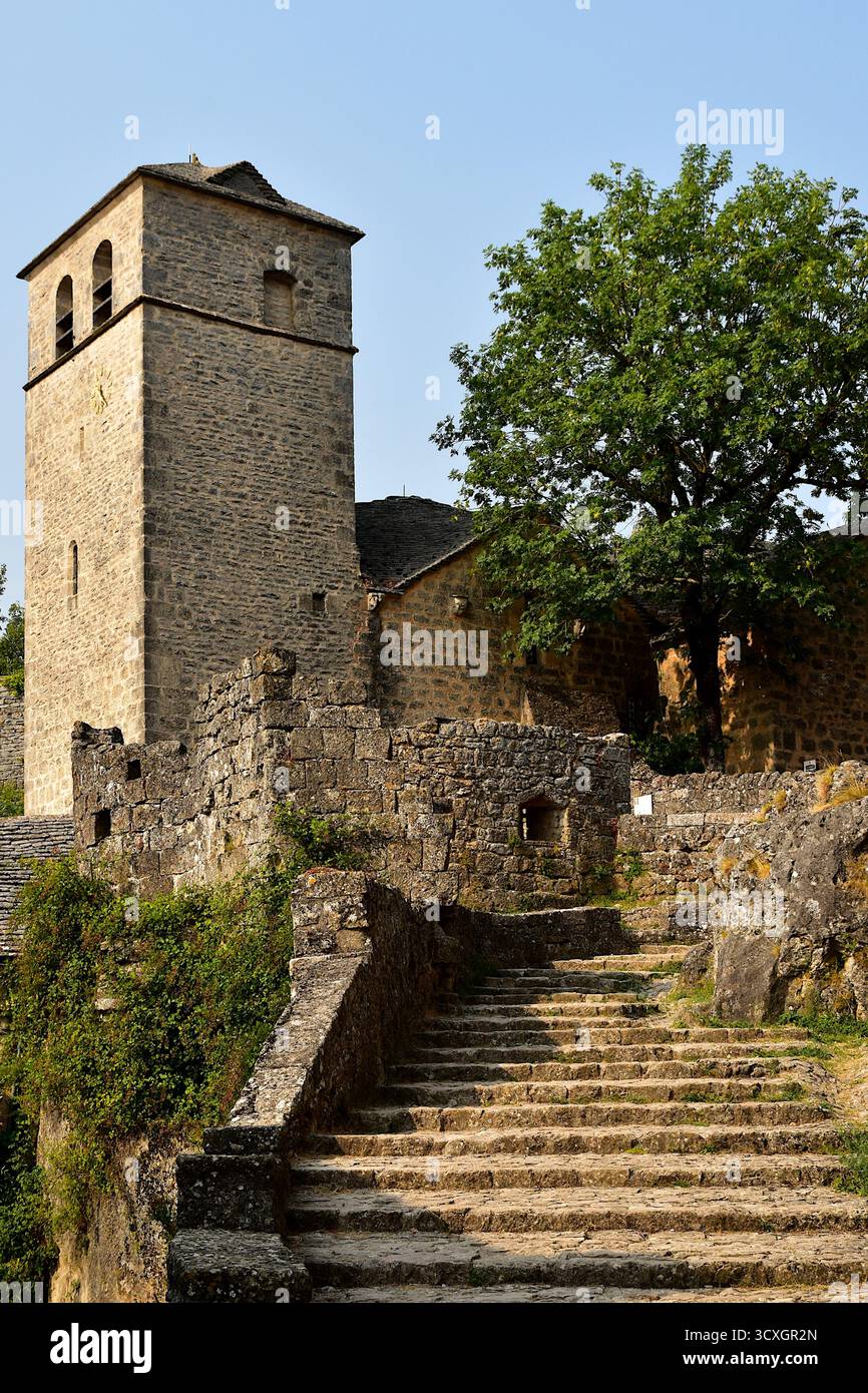 Le scale che conducono alla chiesa di Saint-Christol di la Couvertoirade ad Aveyron Foto Stock