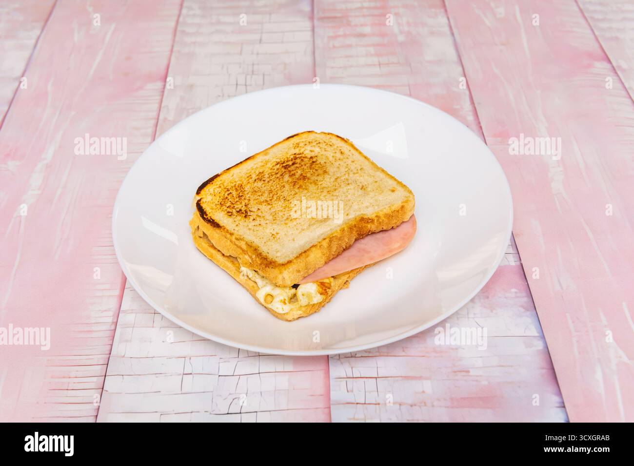 Sandwich al tonno con insalata di mais e maionese fatta in casa tra pane integrale leggermente tostato Foto Stock