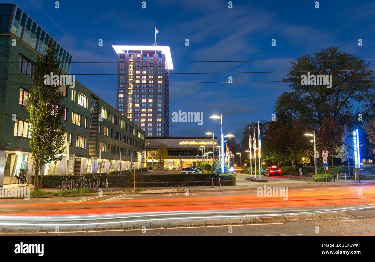 Amsterdam, Paesi Bassi, 13.10.2025, esterno dell'Okura Hotel Amsterdam di sera, un hotel a 5 stelle situato nel quartiere De Pijp Foto Stock