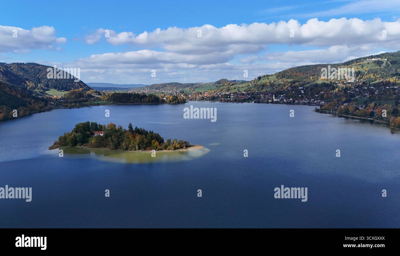 Ein Herbstag am Schliersee Kreis Miesbach, hier der Blick auf den SEE bei herbstlichen Bedingungen, Laubfärbung, Blätterfärbung, Wandern, Spazieren, Tourismus , in der Mitte die Insel Wörth *** una giornata autunnale nel distretto di Schliersee a Miesbach , qui la vista del lago in condizioni autunnali, colorazione del fogliame, colorazione delle foglie, escursioni, passeggiate, turismo , al centro dell'isola di Wörth Foto Stock