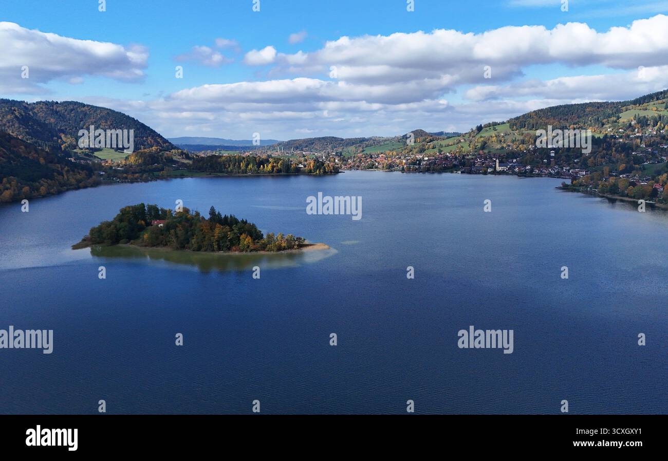 Ein Herbstag am Schliersee Kreis Miesbach, hier der Blick auf den SEE bei herbstlichen Bedingungen, Laubfärbung, Blätterfärbung, Wandern, Spazieren, Tourismus , in der Mitte die Insel Wörth *** una giornata autunnale nel distretto di Schliersee a Miesbach , qui la vista del lago in condizioni autunnali, colorazione del fogliame, colorazione delle foglie, escursioni, passeggiate, turismo , al centro dell'isola di Wörth Foto Stock