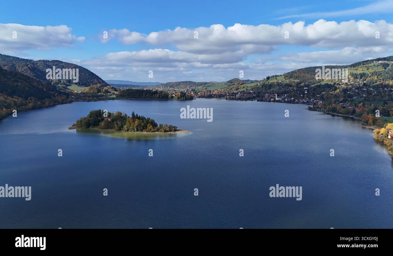 Ein Herbstag am Schliersee Kreis Miesbach, hier der Blick auf den SEE bei herbstlichen Bedingungen, Laubfärbung, Blätterfärbung, Wandern, Spazieren, Tourismus , in der Mitte die Insel Wörth *** una giornata autunnale nel distretto di Schliersee a Miesbach , qui la vista del lago in condizioni autunnali, colorazione del fogliame, colorazione delle foglie, escursioni, passeggiate, turismo , al centro dell'isola di Wörth Foto Stock