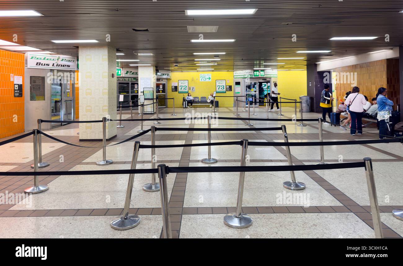 Area di partenza delle linee degli autobus Peter Pan, Port Authority Bus Terminal, 625 Eighth Avenue, Manhattan, New York City, New York, New York, STATI UNITI Foto Stock