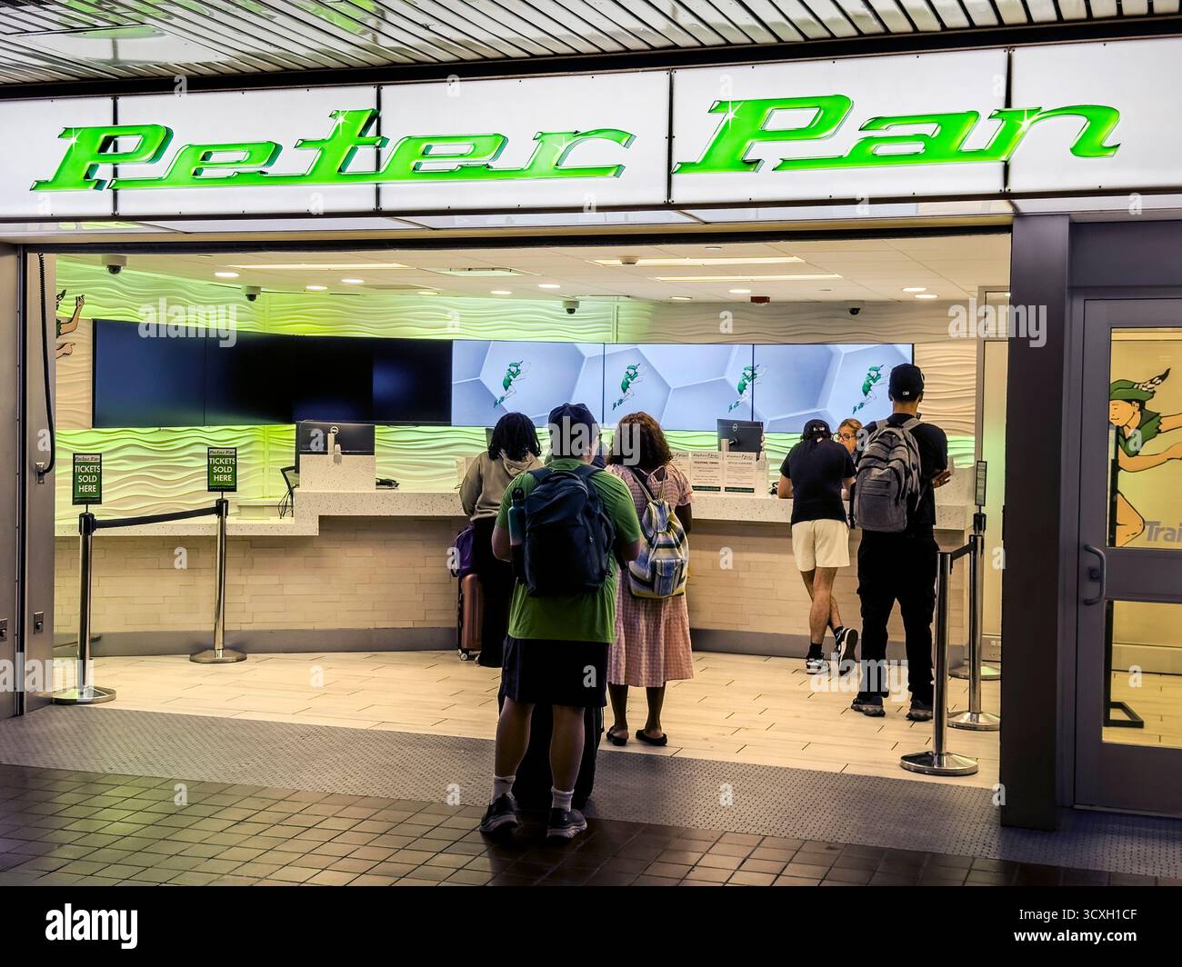 Viaggiatori in attesa alla biglietteria, linee di autobus Peter Pan, Port Authority Bus Terminal, 625 Eighth Avenue, Manhattan, New York City, New York, New York, STATI UNITI Foto Stock
