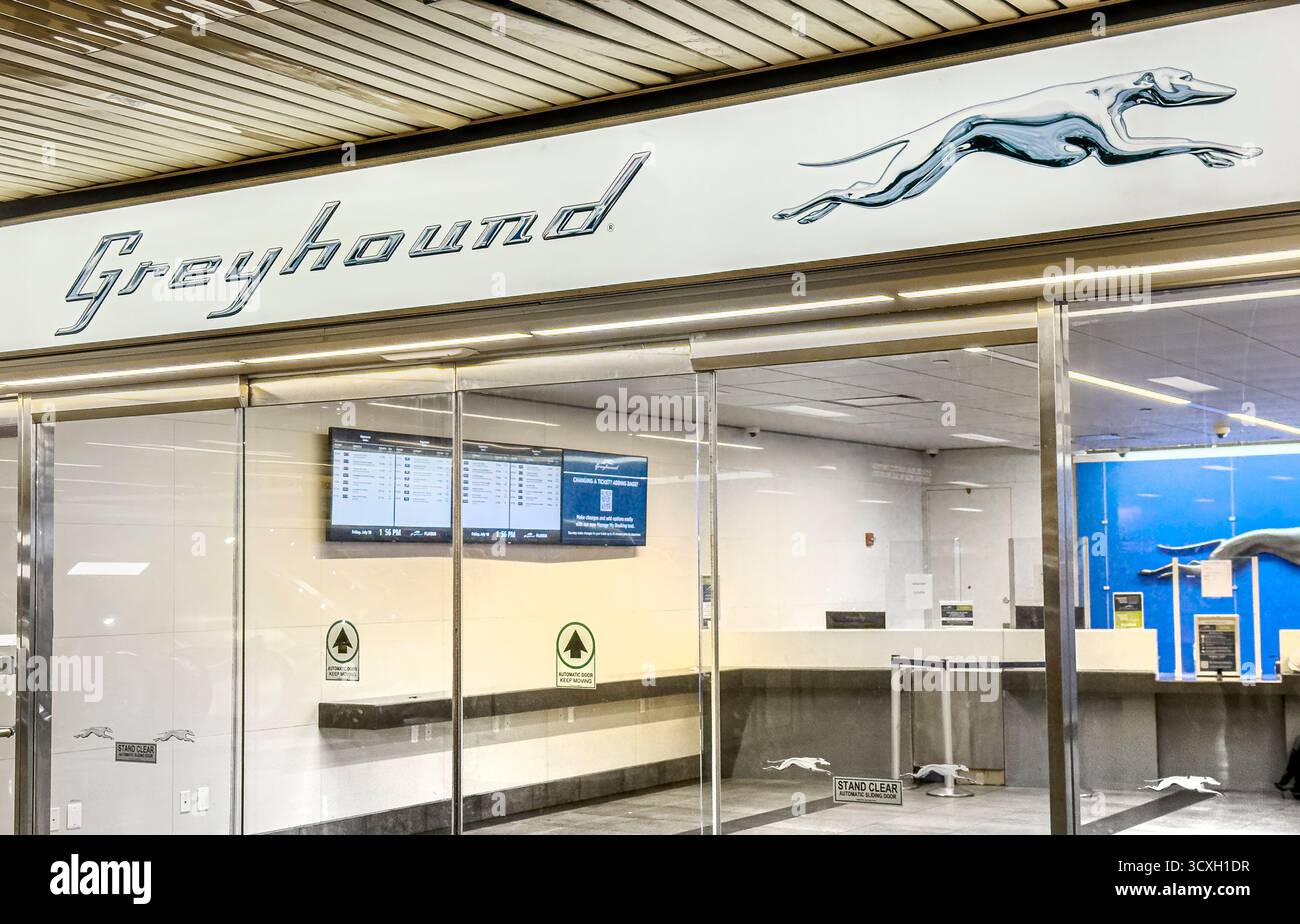 Biglietteria degli autobus Greyhound, terminal degli autobus Port Authority, 625 Eighth Avenue, Manhattan, New York City, New York STATI UNITI Foto Stock