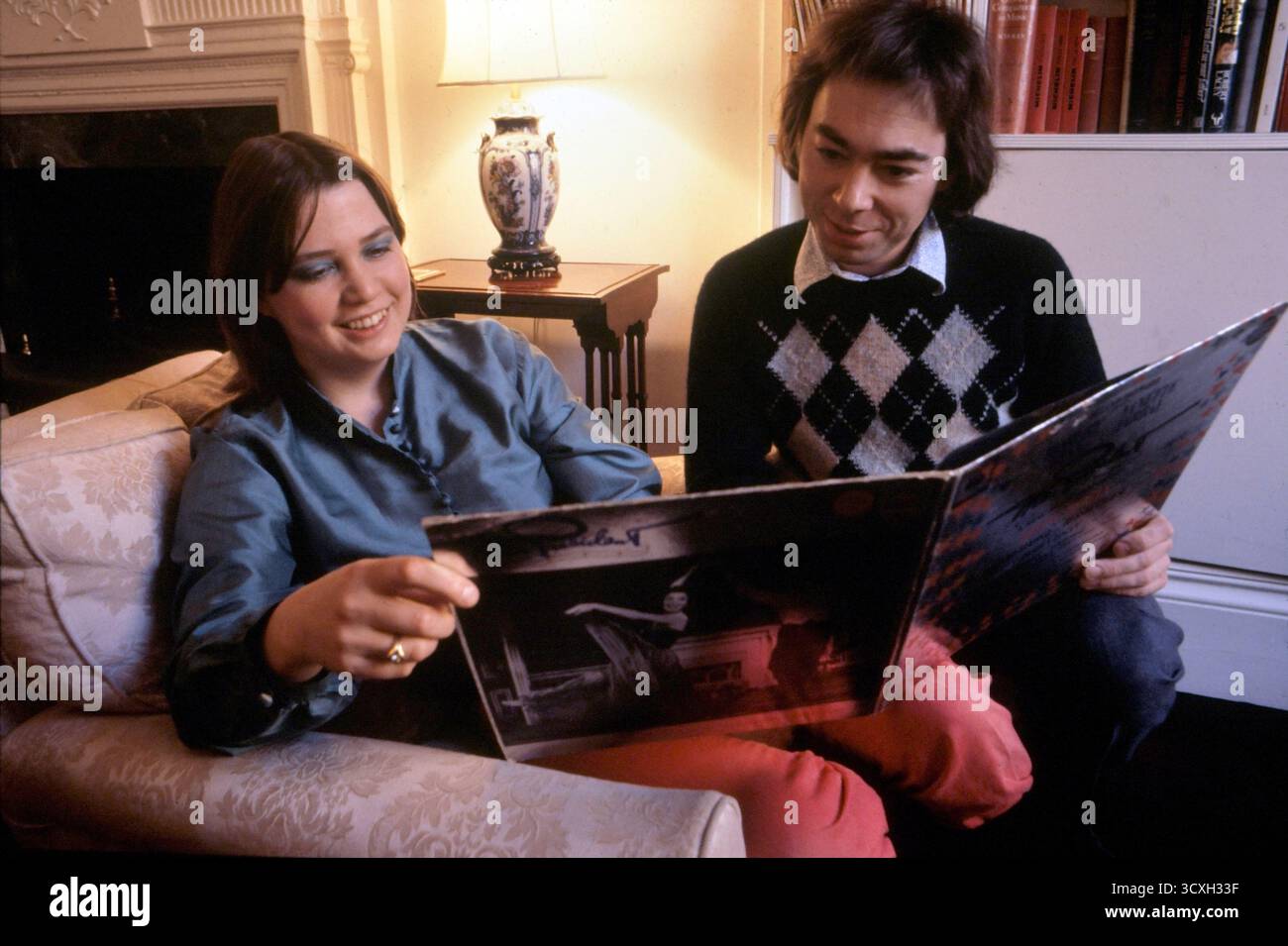 Andrew Lloyd Webber a casa Eaton Place London 1981 con la prima moglie Sarah Hugill. They Are Looking at Cats Musical materiale promozionale. Londra Regno Unito anni '1980 Regno Unito HOMER SYKES Foto Stock