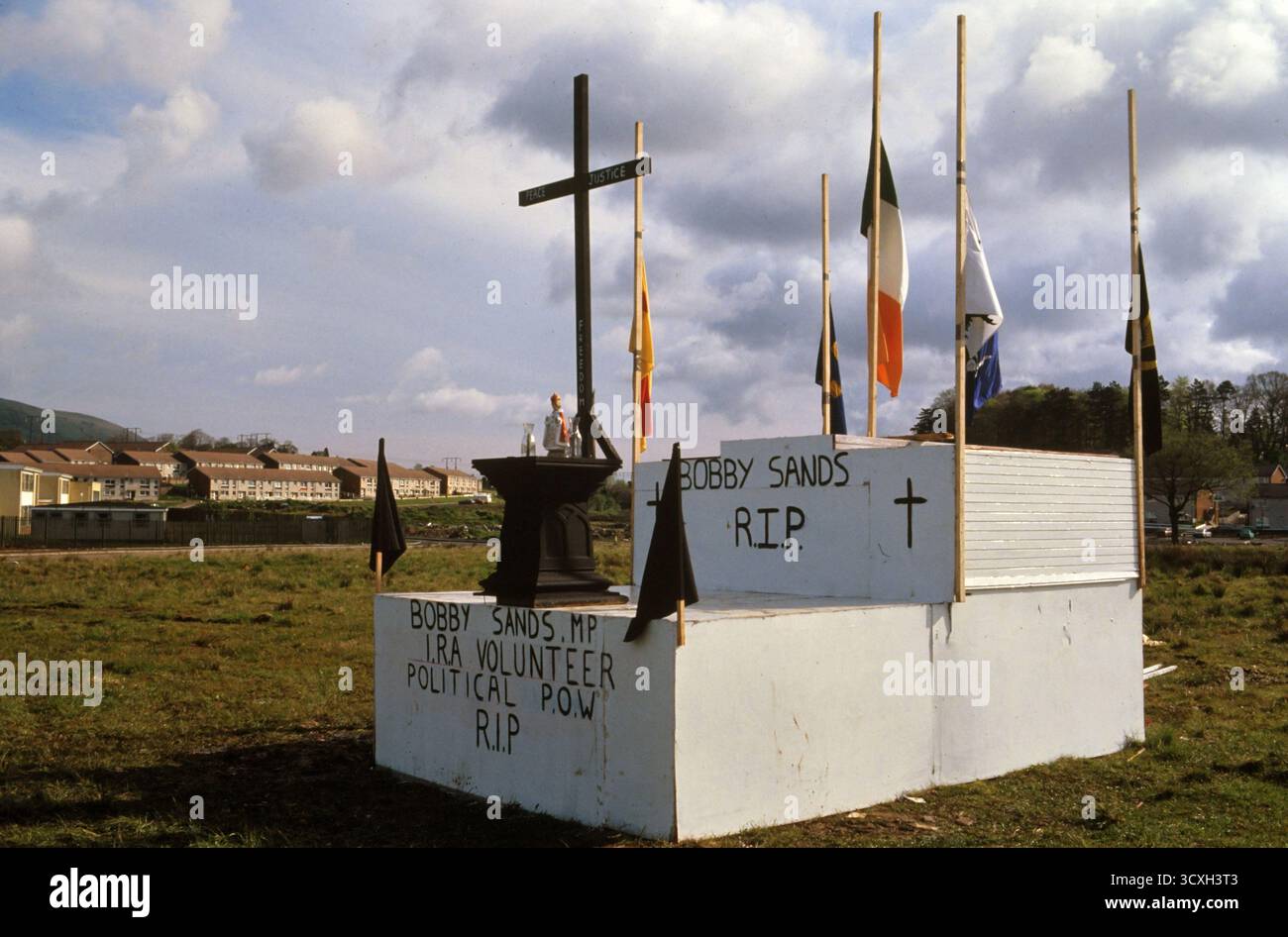 Bobby Sands 1981 "Bobby Sands MP, IRA Volunteer, Political P.O.W. RIP". Un memoriale a Bobby Sands realizzato e collocato su un terreno di scarto nella periferia di Belfast. The Troubles, Irlanda del Nord anni '1980 Regno Unito. HOMER SYKES Foto Stock