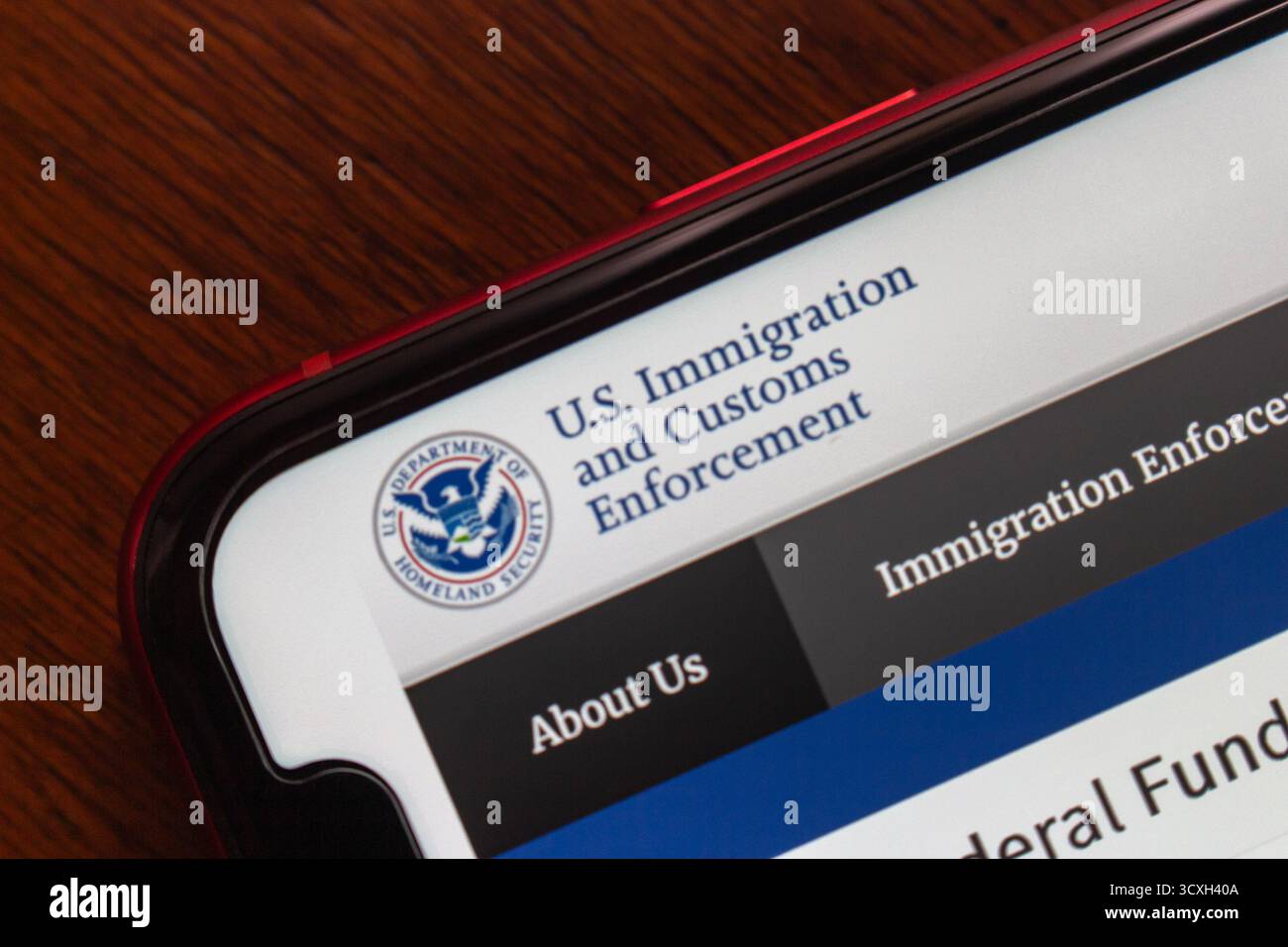 Logo U.S. Immigration and Customs Enforcement (ICE, parte del Department of Homeland Security) sul suo sito Web sullo schermo dello smartphone. Foto Stock