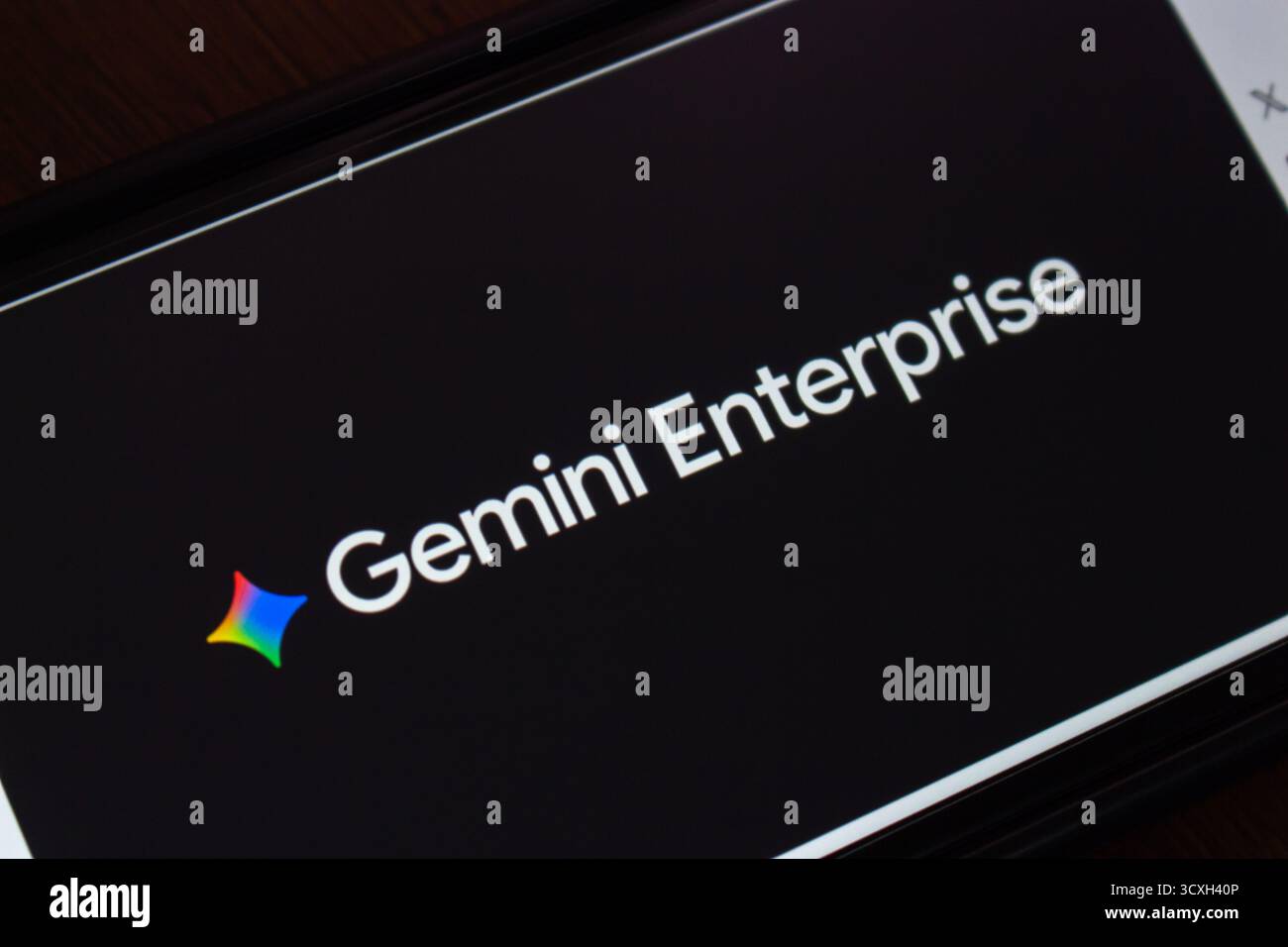 Quito, ECUADOR - 13 ottobre 2025 : primo piano di un logo Gemini Enterprise con sfondo scuro, che rappresenta soluzioni o software per l'intelligenza artificiale. Foto Stock