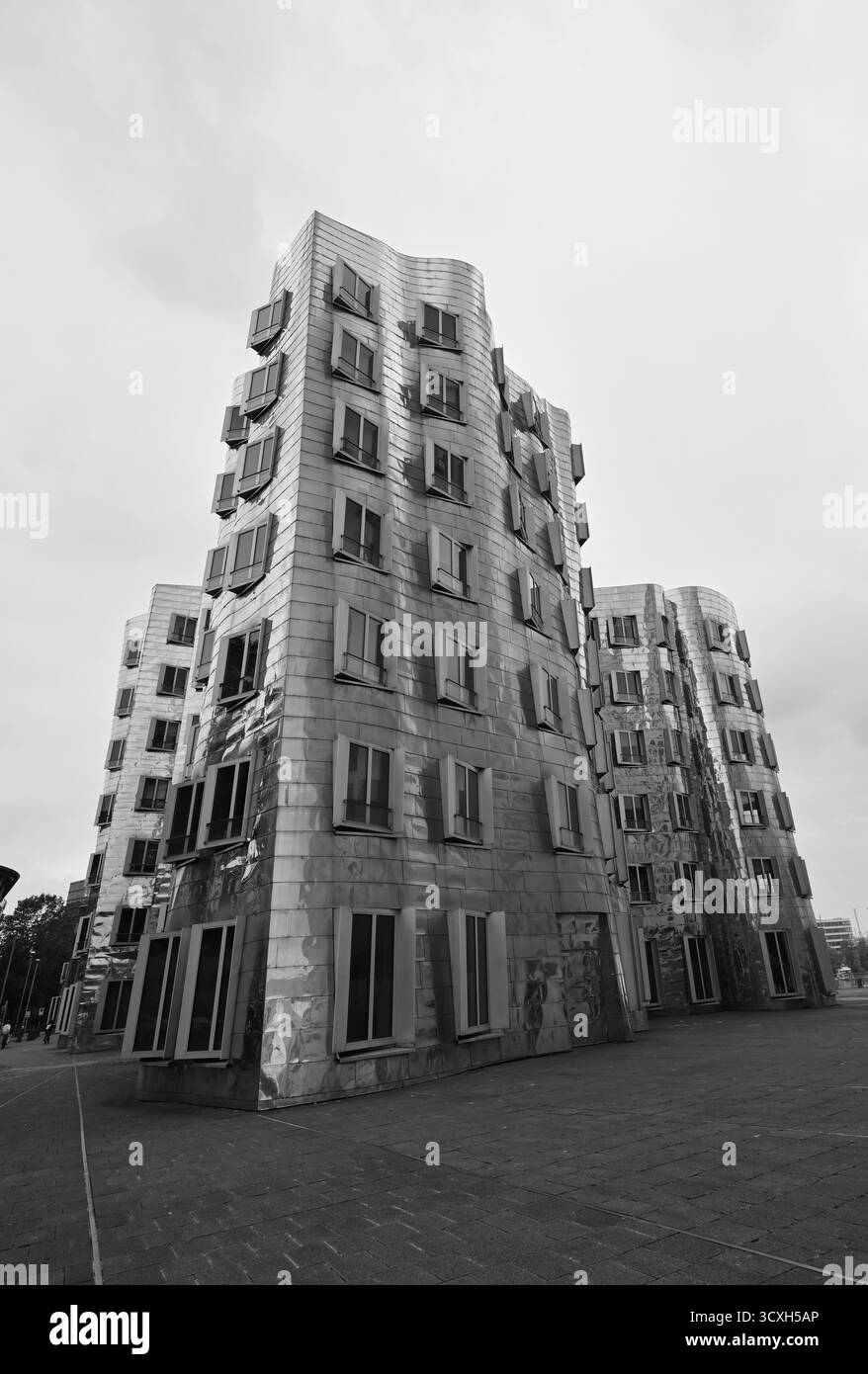 Facciata in lamiera di un moderno edificio per uffici nel Media Harbour di Düsseldorf, Germania Foto Stock