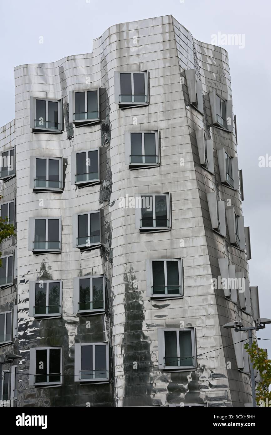 Facciata in lamiera di un moderno edificio per uffici nel Media Harbour di Düsseldorf, Germania Foto Stock
