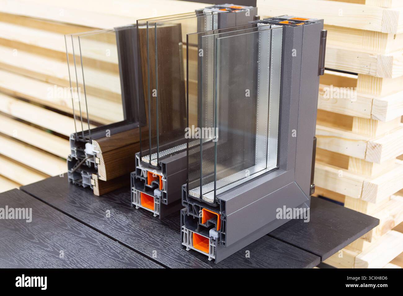 Sezione trasversale delle finestre in PVC di lusso nello showroom. Industria Foto Stock