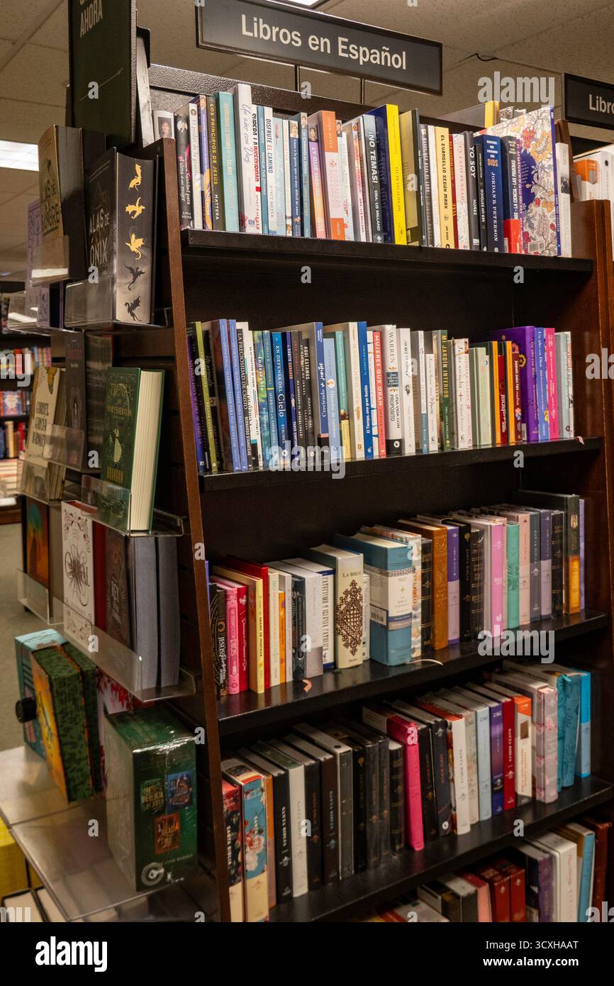 Barnes & Noble Booksellers sulla Fifth Avenue a New York City ha una vasta selezione di libri, riviste, musica e giochi, USA 2025 Foto Stock